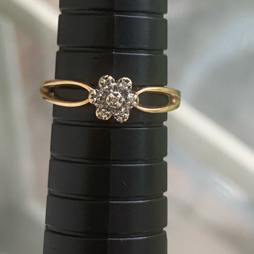10k Gold Flower Shaped Ring - Picture 7 of 8